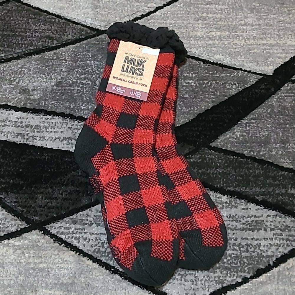THE ORIGINAL MUK LUKS RED & BLACK BUFFALO PLAID FAUXSHEARLING CABIN SLIP…